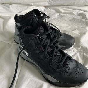 Under Armor youth basketball shoes! Barely worn